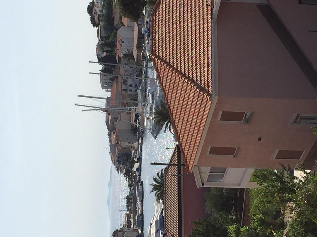 Apartments Smiljanic Tribunj  Ruang foto
